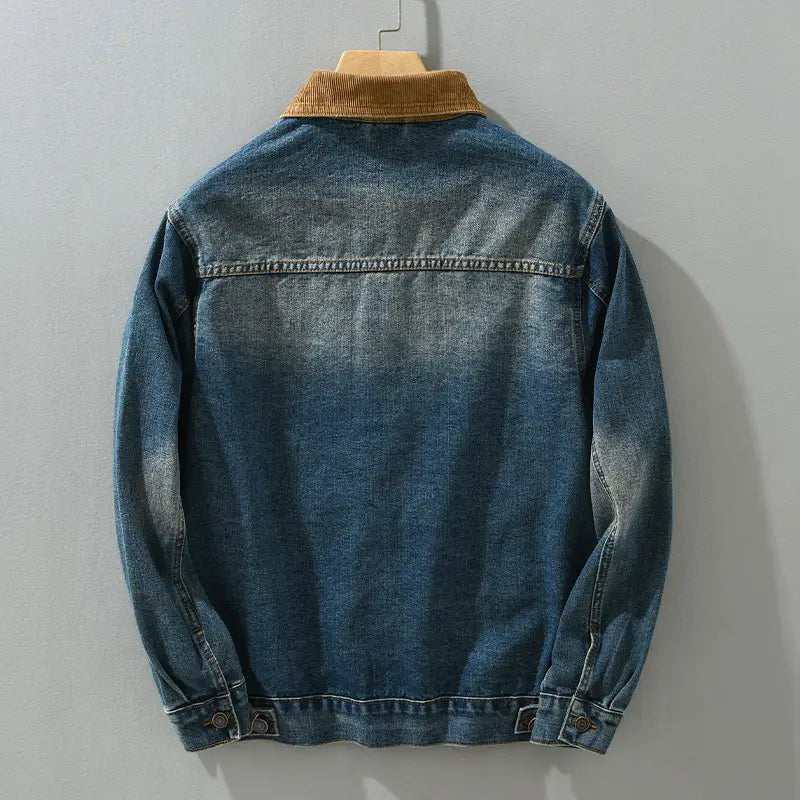 Veste de travail en denim pour homme à col en velours côtelé, en denim bleu, avec un col en velours côtelé beige contrastant.