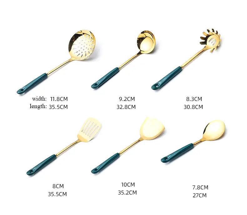 Set aus sechs Edelstahl-Küchenutensilien in Gold- und Teal-Ausführung mit dunkelgrünen Griffen, darunter ein Schaumlöffel, ein Löffel für Soßen, ein Spaghetti-Server, ein Spatel sowie zwei zusätzliche Löffel.