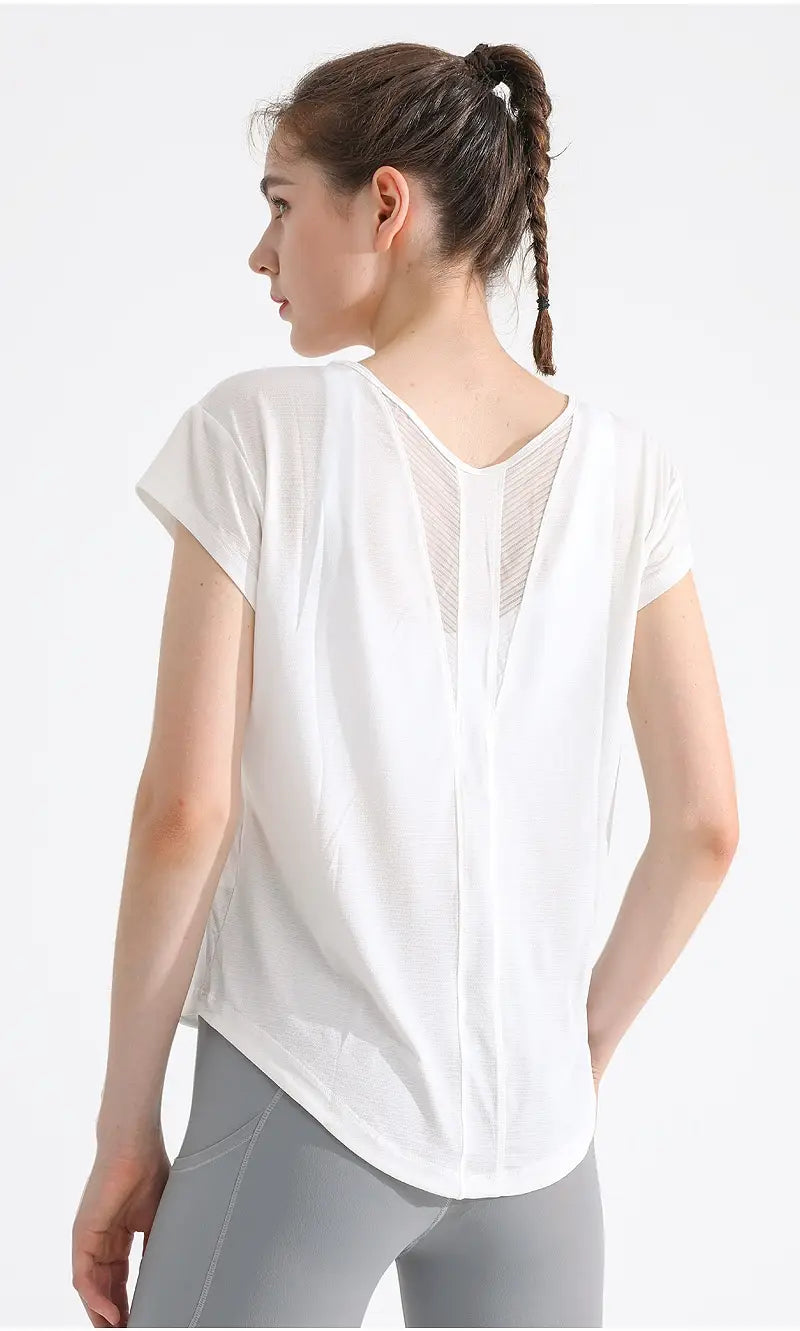 Weißes Damen-T-Shirt mit kurzen Ärmeln, schnell trocknend, mit Mesh-Einsatz auf der Rückseite, entworfen für Yoga und den sportlichen Einsatz