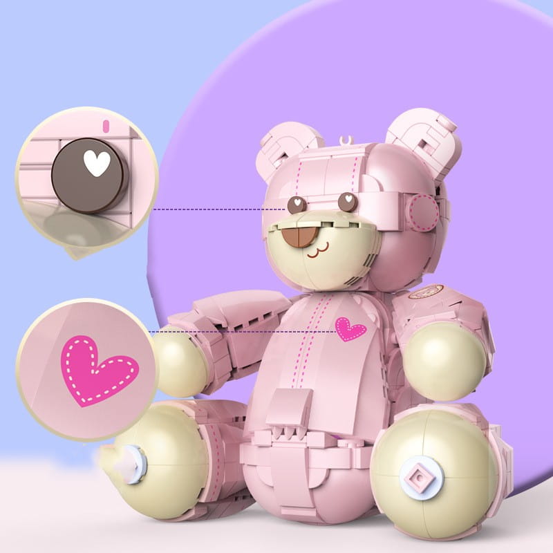 Rosa- und cremefarbener roboterartiger Teddybär aus 730 ineinandergreifenden Kunststoff-Bausteinen gefertigt, mit einem herzförmigen Detail auf seiner Brust.
