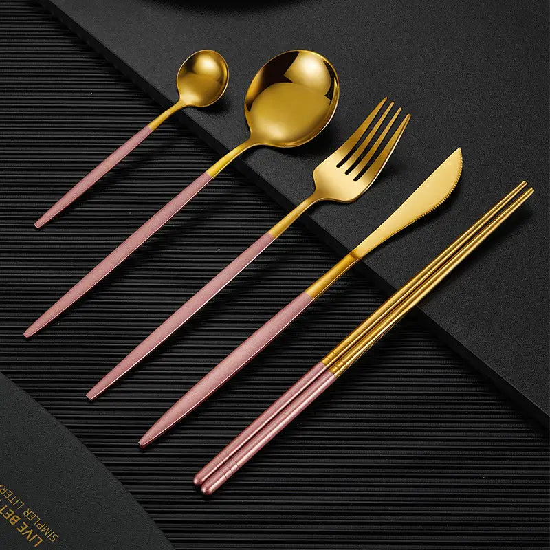 Zweifarbiges Besteckset aus Edelstahl in Gold und Roségold mit passenden Essstäbchen, 5-teilig, für ein stilvolles Dinner.