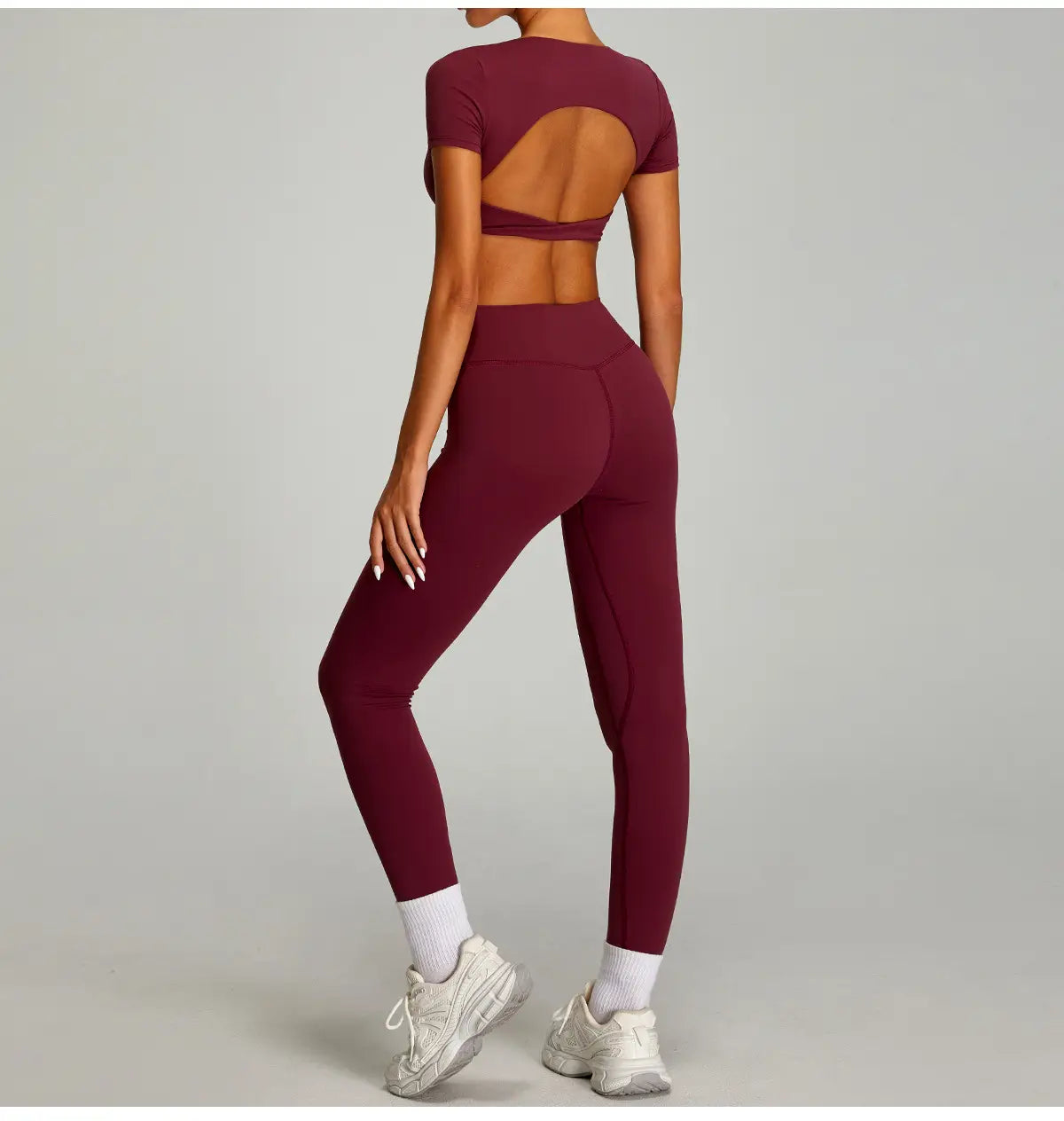Pantalons de fitness bordeaux à taille haute, avec un design sans couture ajusté et de discrètes finitions de couture latérale, réalisés dans un tissu à séchage rapide, idéal pour le sport et les vêtements actifs.