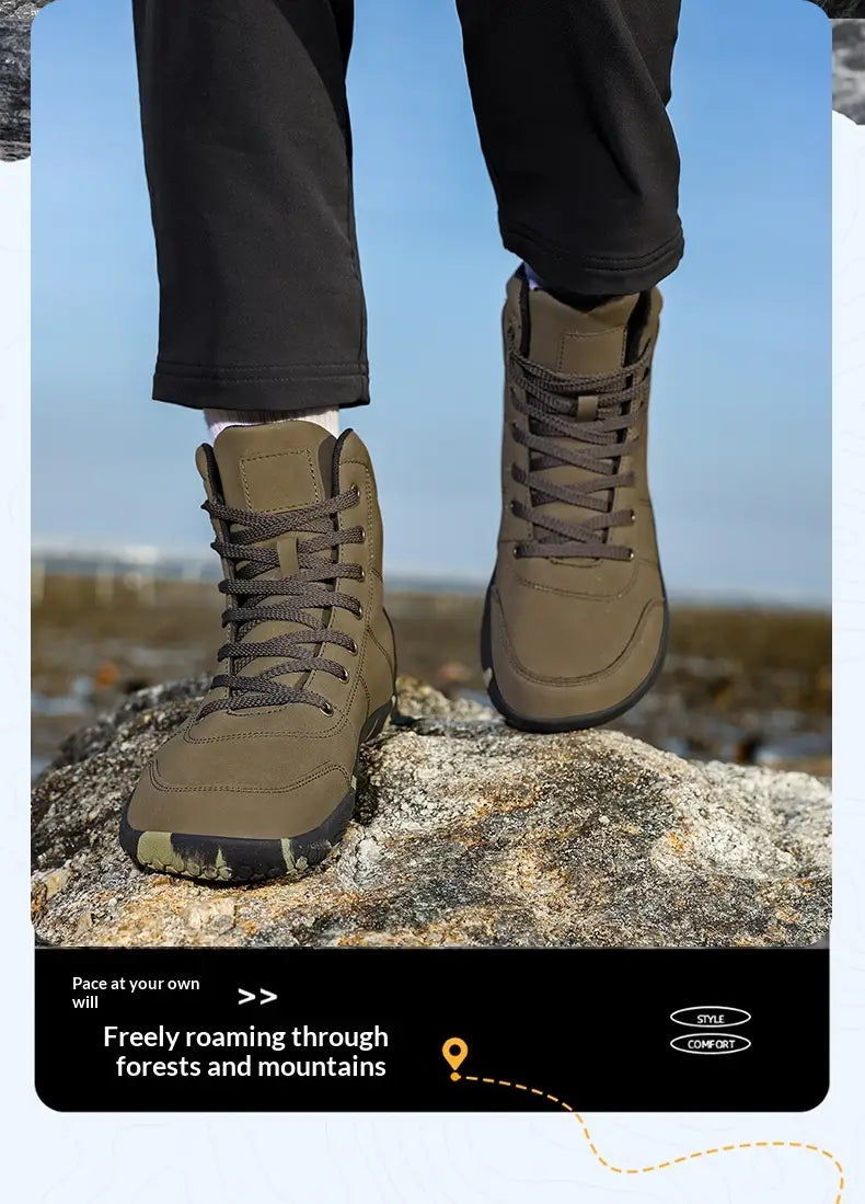 Olivgrüne Led­er-Wanderstiefel mit breiter Zehpartie und High-Top-Design, mit schwarzen Sohlen und Schnürsenkeln, geeignet für Outdoor-Abenteuer.