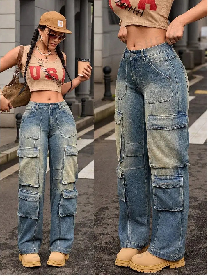 Hoch sitzende gewaschene Denim-Cargohosen mit mehreren großen Taschen und einem verblassten blauen Wasch in einer Straight-Jeans-Passform.