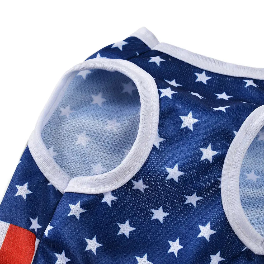 Chaleco de malla para perro con bandera estadounidense, camiseta para mascota en EE. UU., que presenta una tela de malla azul con patrón de estrellas blancas, detalle de franja roja y ribete blanco alrededor del cuello.