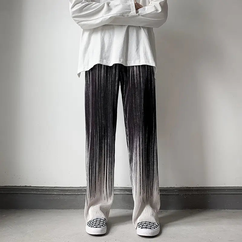 Pantalons décontractés à jambes larges à plis en dégradé pour hommes, présentant un tissu rayé verticalement noir et blanc avec un dégradé progressif allant du foncé au clair.