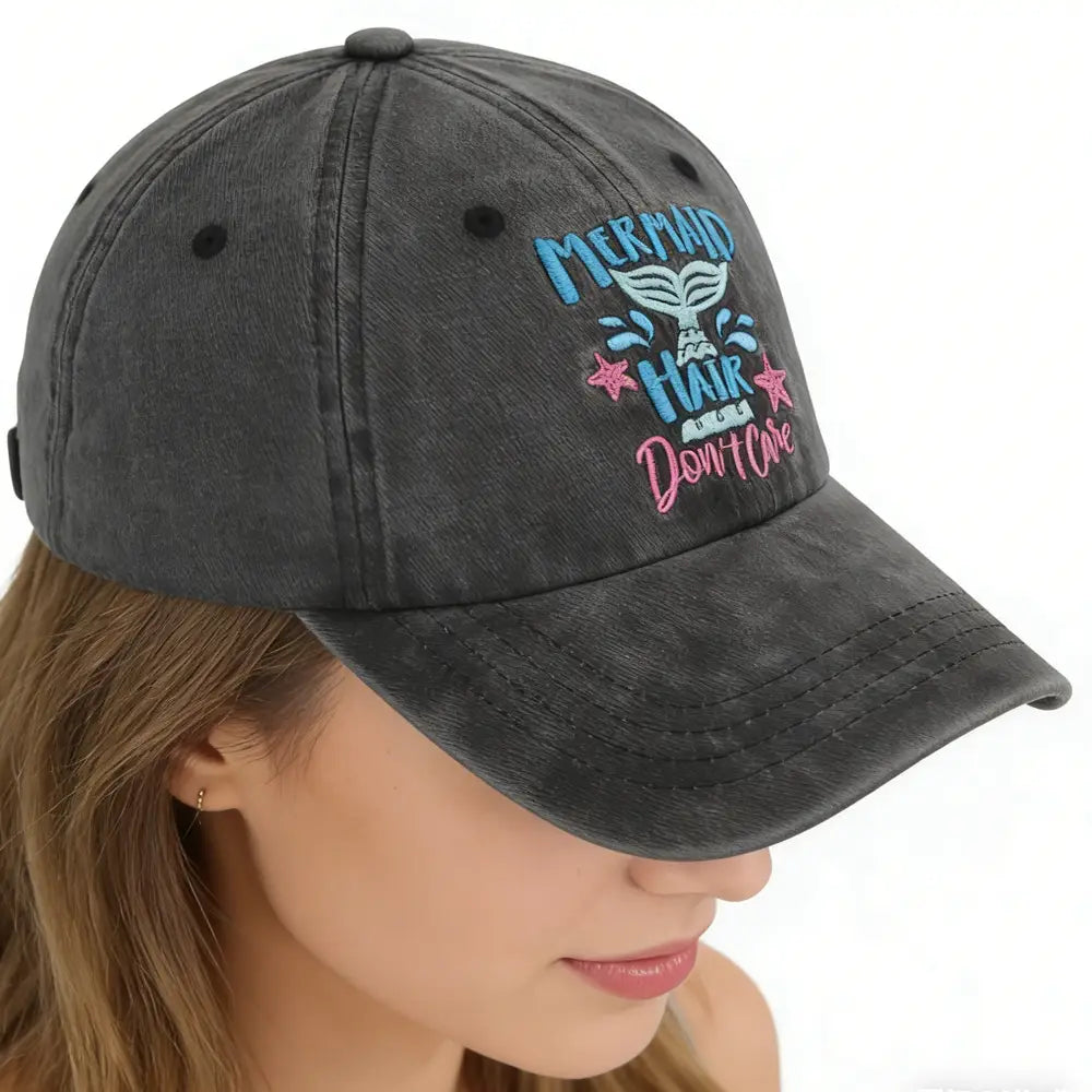 Gorra tipo béisbol de algodón desgastada color gris oscuro con texto bordado y un diseño de cola de sirena azul y rosa, de la colección de gorras tipo béisbol con cabello de sirena desgastada.