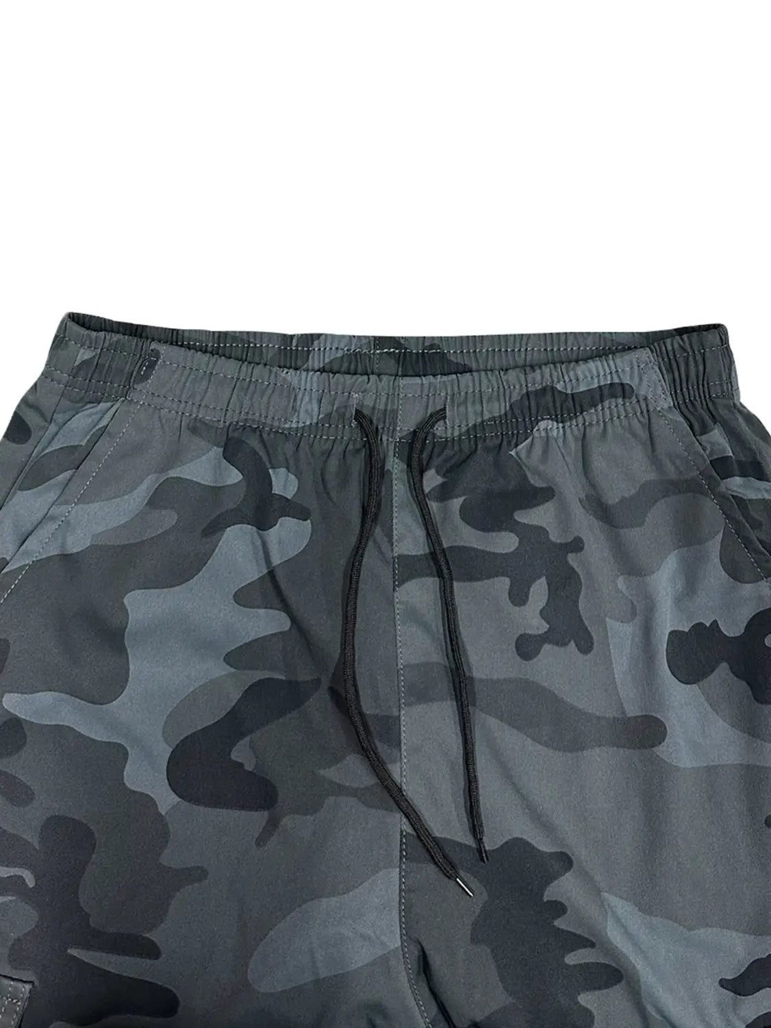 Short de sport gris au motif camouflage pour homme, avec cordons de serrage noirs, coupe ample et plusieurs poches cargo.