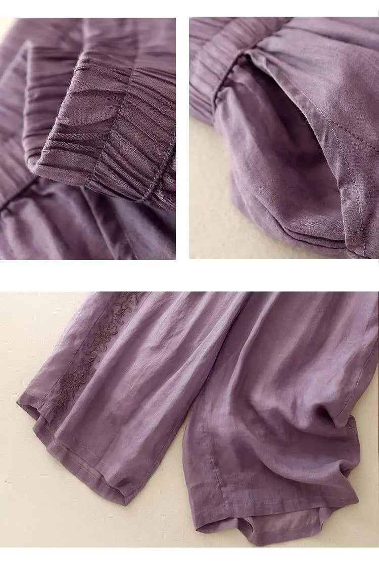 Lila bestickte Baumwoll-Leinen-Wide-Leg-Hosen mit elastischen Bündchen und dezenter bestickter Detailverarbeitung entlang der Beinnähte.
