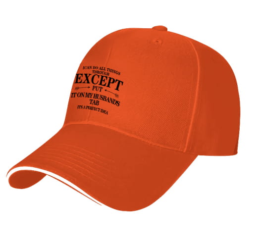 Casquette de baseball à slogan brodé orange pour femmes, avec du texte noir indiquant « je peux tout faire par Christ, sauf mettre cela sur l’onglet de mon mari », et une finition blanche le long de la bordure.