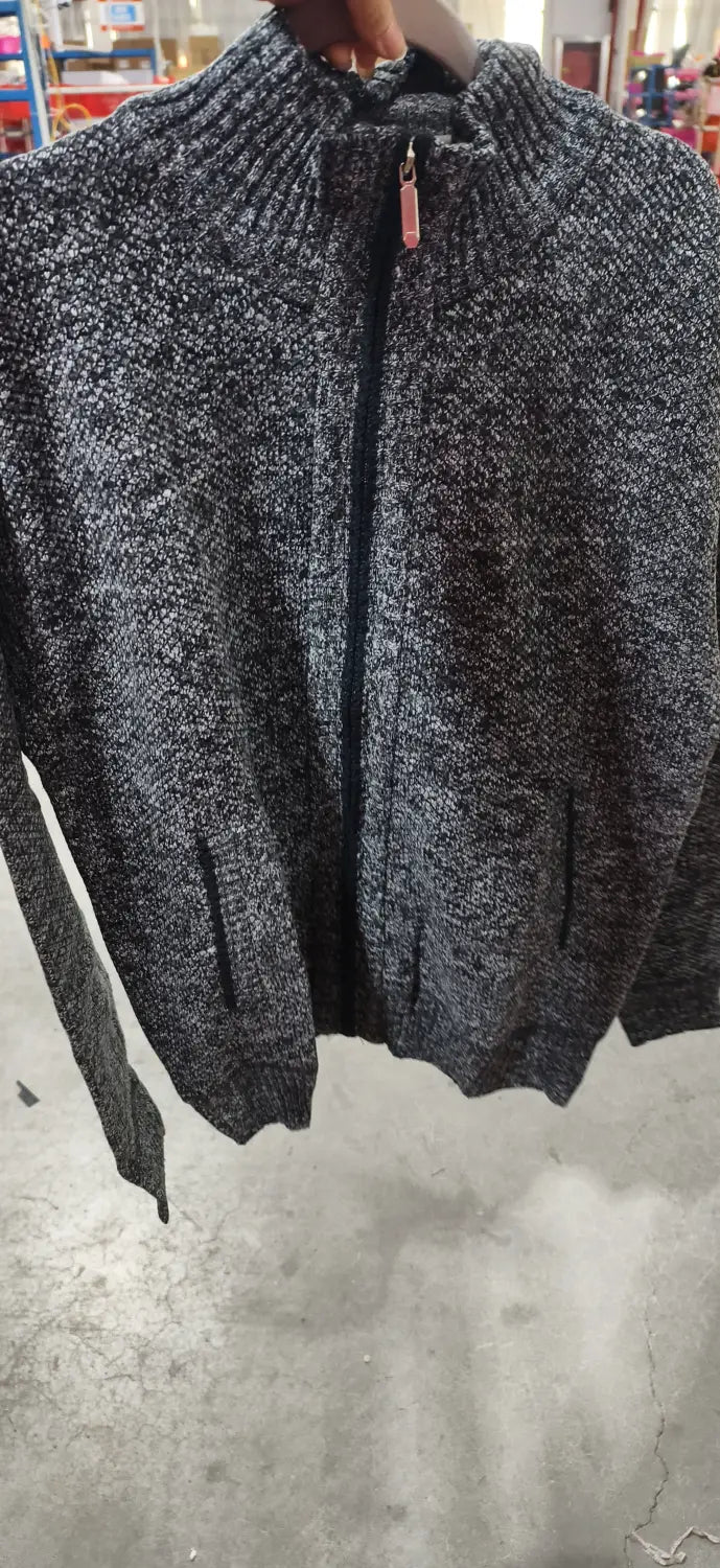 Herren-Cardigan mit Strukturstrick und Reißverschluss in Dunkelgrau und Schwarz, meliertem Strick, mit geripptem Kragen, Bündchen und Saum.