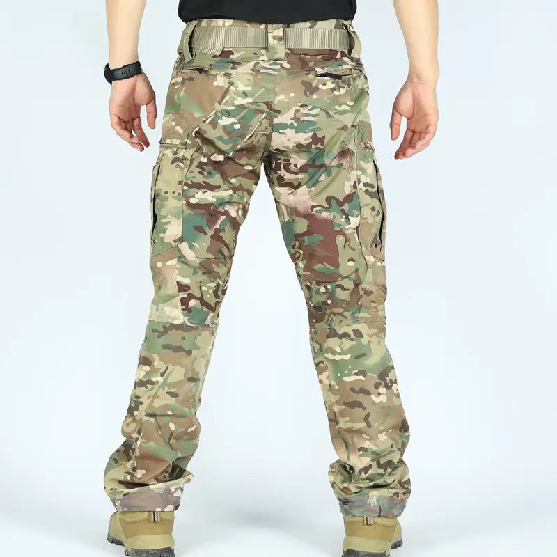 Pantalons militaires tactiques P40 pour hommes à motif multicam, avec poches cargo et ceinture beige, conçus pour la durabilité et la fonctionnalité