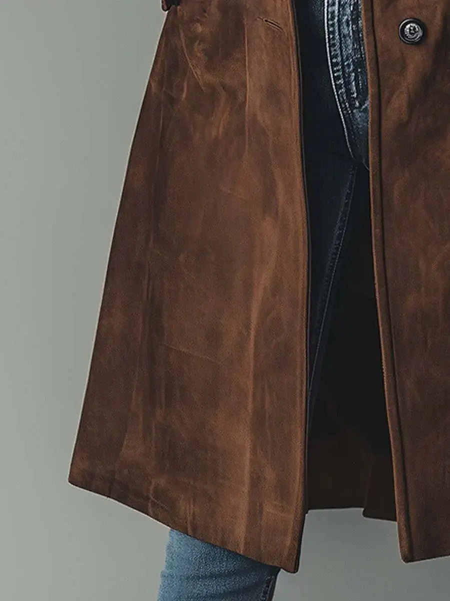 Manteau long en trench-coat western pour femmes en daim marron, avec une fermeture à boutons classique et des détails de surpiqûres visibles.
