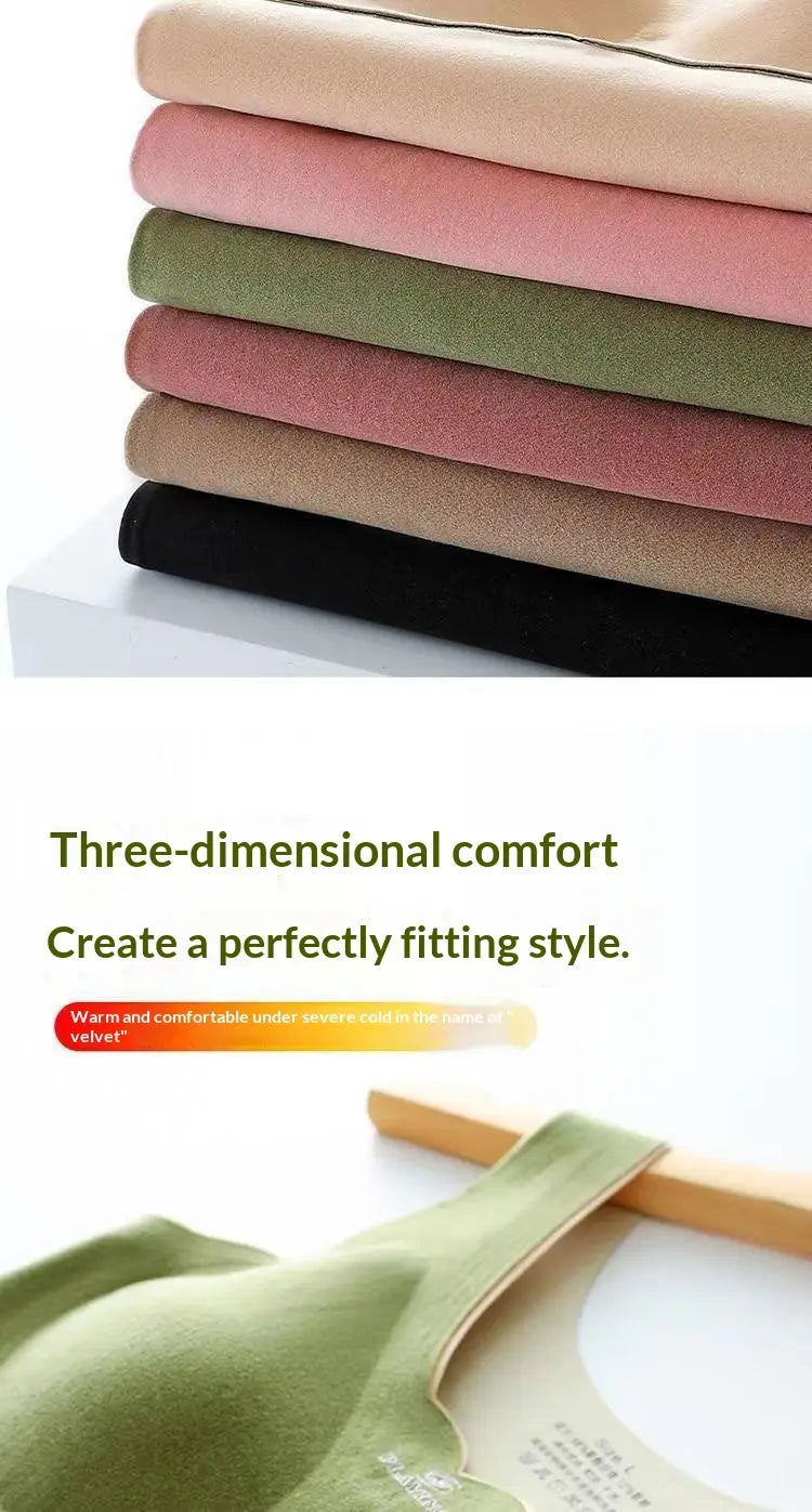 Ein Stapel weicher, plüschiger Thermounterhemd-Tank-Tops in Pastell- und neutralen Tönen mit Dermlin-Stoff und integrierter Büste.