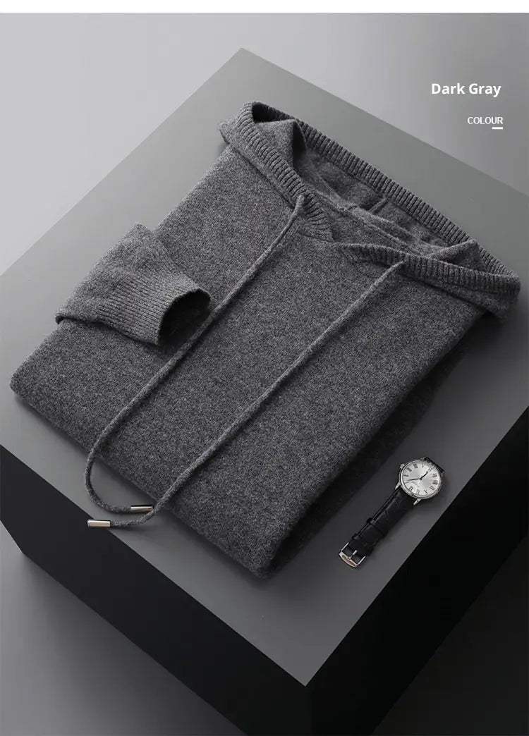 Herren-Strickpullover mit Kapuze, locker geschnitten, aus dunkelgrauem Strickstoff mit gerippten Bündchen und Saum sowie einem Kordelzug.