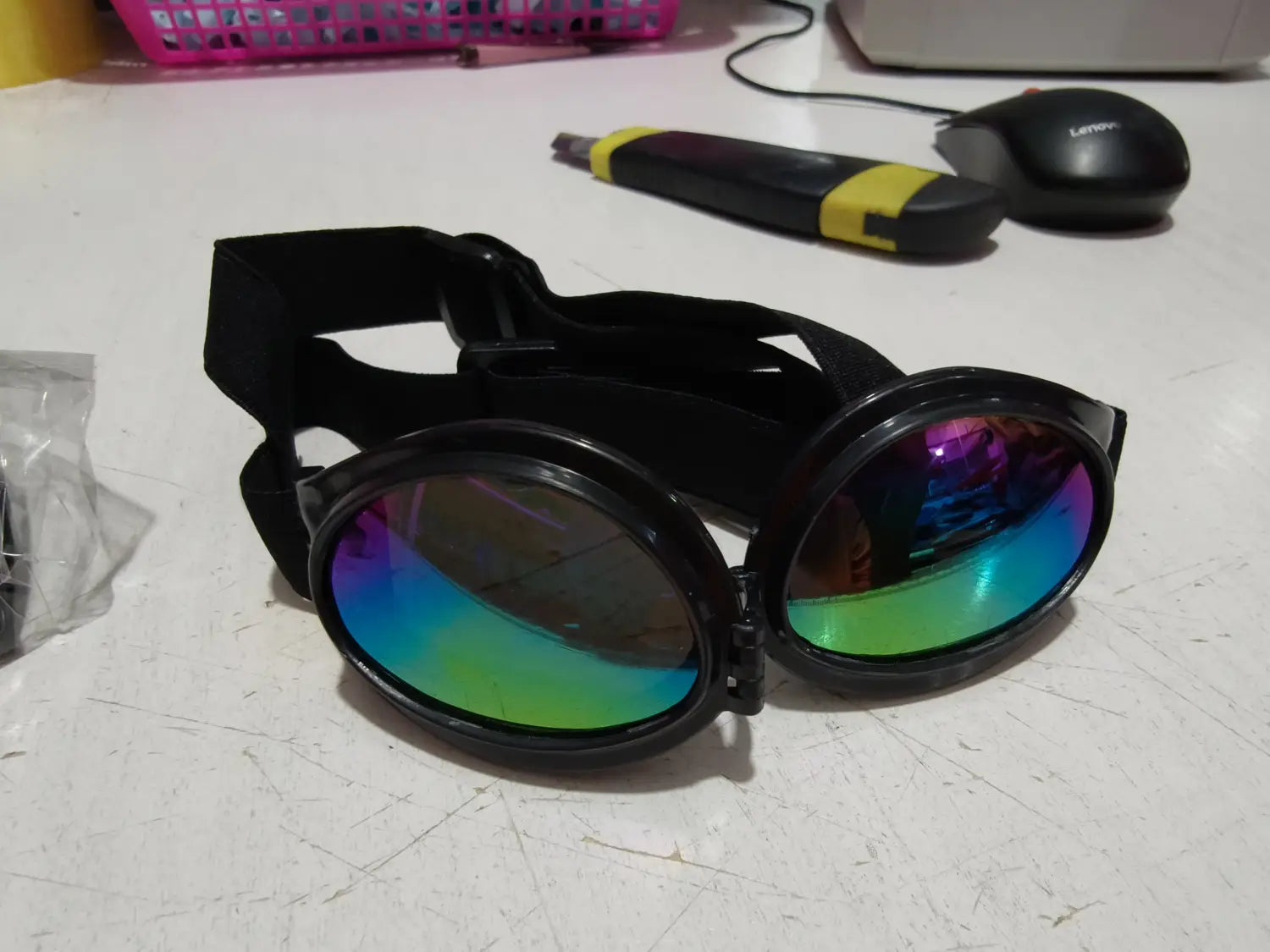 Gafas para perros negras con protección UV: presentan lentes reflectantes iridiscentes de colores arcoíris y una correa negra flexible diseñada para mascotas medianas.