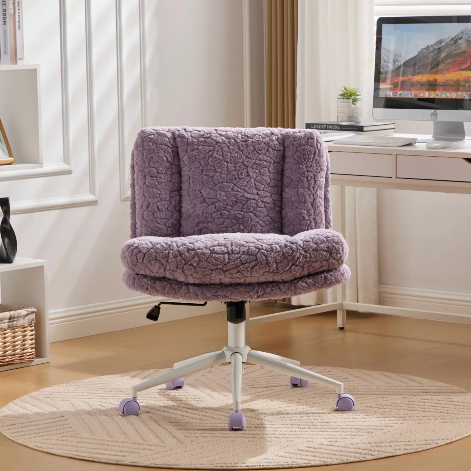 Fauteuil de bureau en fausse fourrure violette avec une assise de 26,4 pouces de largeur, doté d’un tissu moelleux texturé violet et de roues lavande assorties.