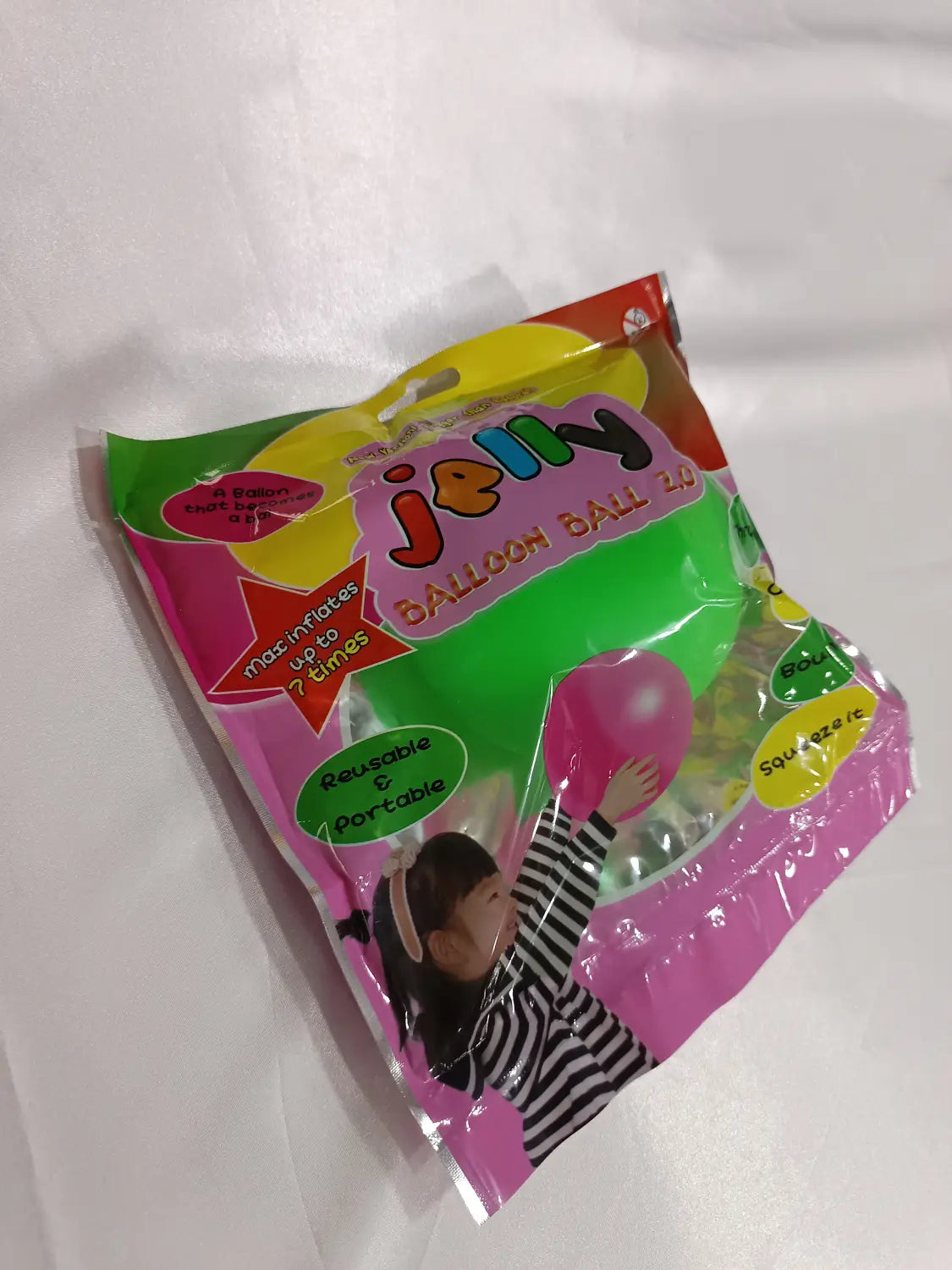 Un paquete colorido de globos de burbuja hinchables gigantes de TPR, tipo globos de agua elásticos, con un diseño vibrante en rosa y verde e imágenes de globos inflados.