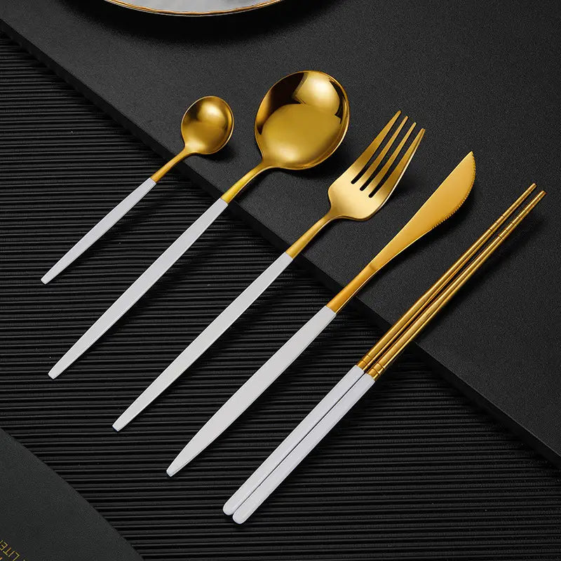 Gold- und Weiß-zweifarbiges Besteckset aus Edelstahl mit Essstäbchen, mit modern-elegantem Design, polierten Metallköpfen und glatten Griffen.