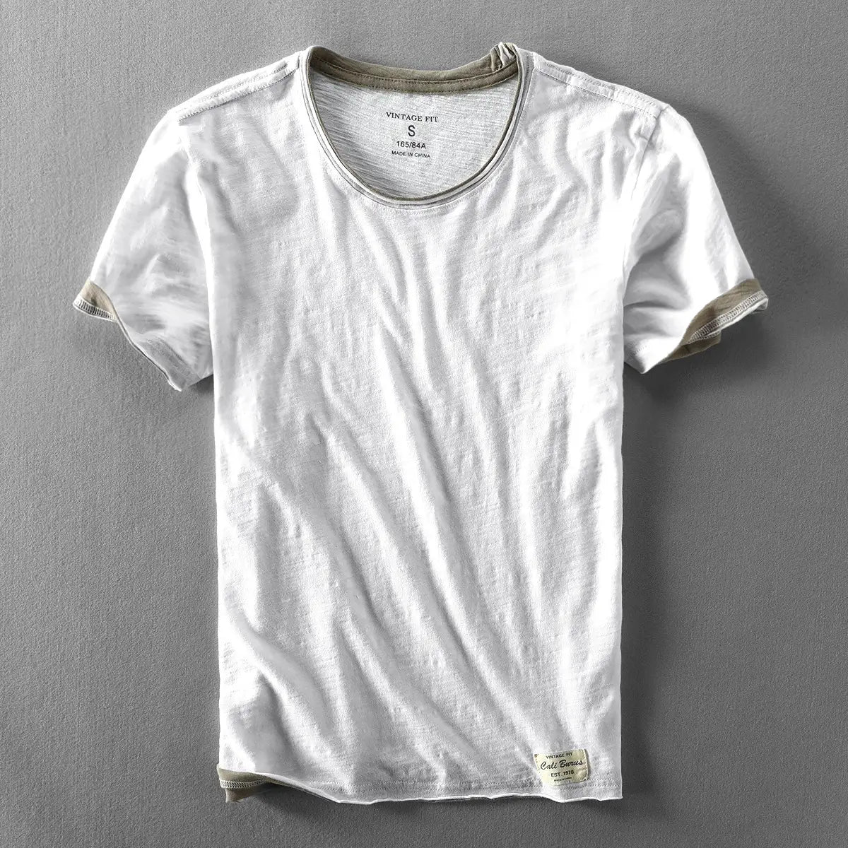 Herren-T-Shirt aus Baumwolle mit Kontrastbesatz, mit weißem Stoff und olivgrünem Besatz am Halsausschnitt, an den Ärmelsäumen sowie am Saum, entworfen für Freizeitkleidung im Sommer.