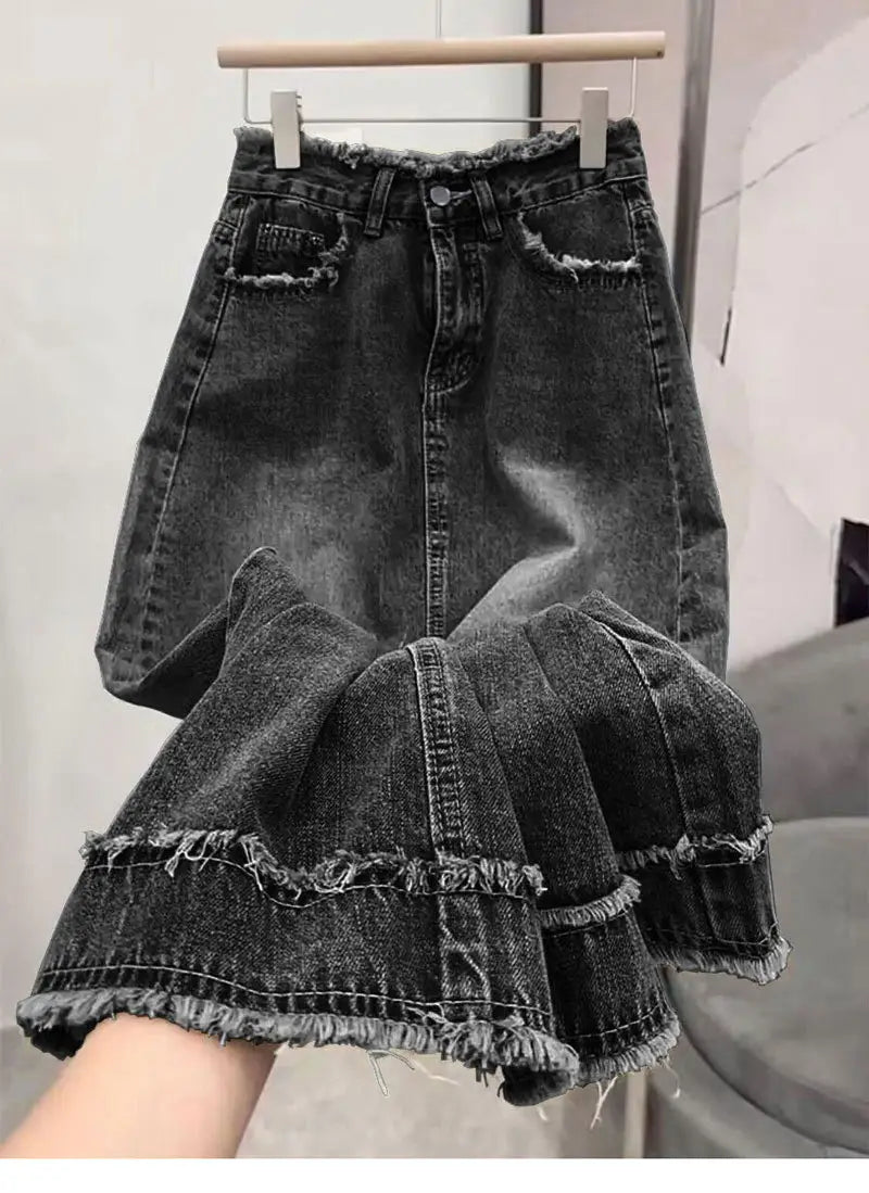 Jupe midi en denim noire avec ourlet ondulé effiloché à bord brut et détails dégradés réalisés dans une matière denim