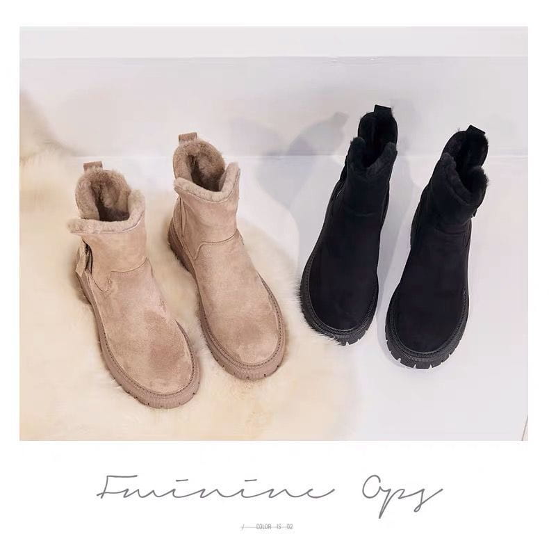 Beige und schwarze Wildleder-Knöchel-Winterstiefel für Damen mit weichem Shearlingfutter und robusten Sohlen.