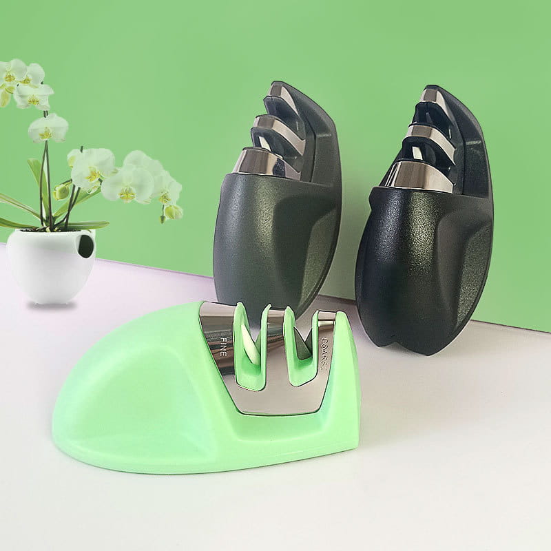 Affûteur de couteaux portatif en plastique vert menthe et en acier inoxydable, doté de trois fentes pour différents angles de lame, conçu pour un affûtage précis de couteaux de type souris.
