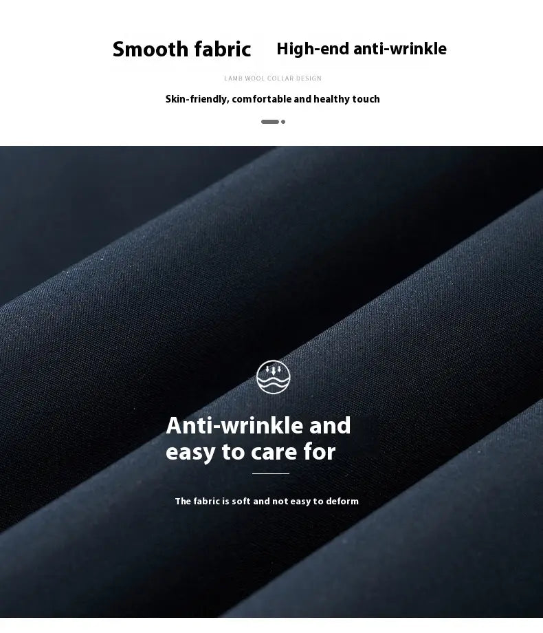 Schwarzer Lammwollkragenstoff mit glatter, hochwertiger Anti-Falten-Textur auf einem Herren-Winter-Daunenmantel in Navy-Blau, Steppjacke