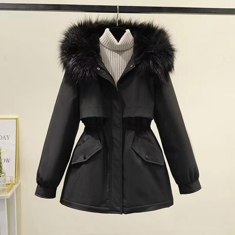 Schwarzer Damen-Winter-Parka in mittlerer Länge mit einer voluminösen schwarzen Fellverbrämung an der Kapuze, zwei vorderen Taschen sowie einer taillierten Taille für eine schmeichelhafte Silhouette.