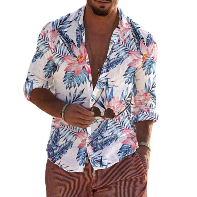 Ein weißes Hemd mit Knopfleiste, mit einem lebhaften tropischen Print aus rosa Blüten und blauen Blättern, entworfen als Hemd mit langem Ärmel für Herren am Strand.