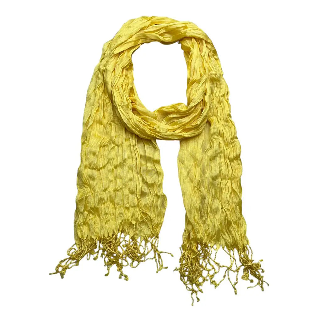 Un foulard froissé jaune vif, fabriqué dans une soie texturée, avec des extrémités à franges, idéal comme accessoire d’été.