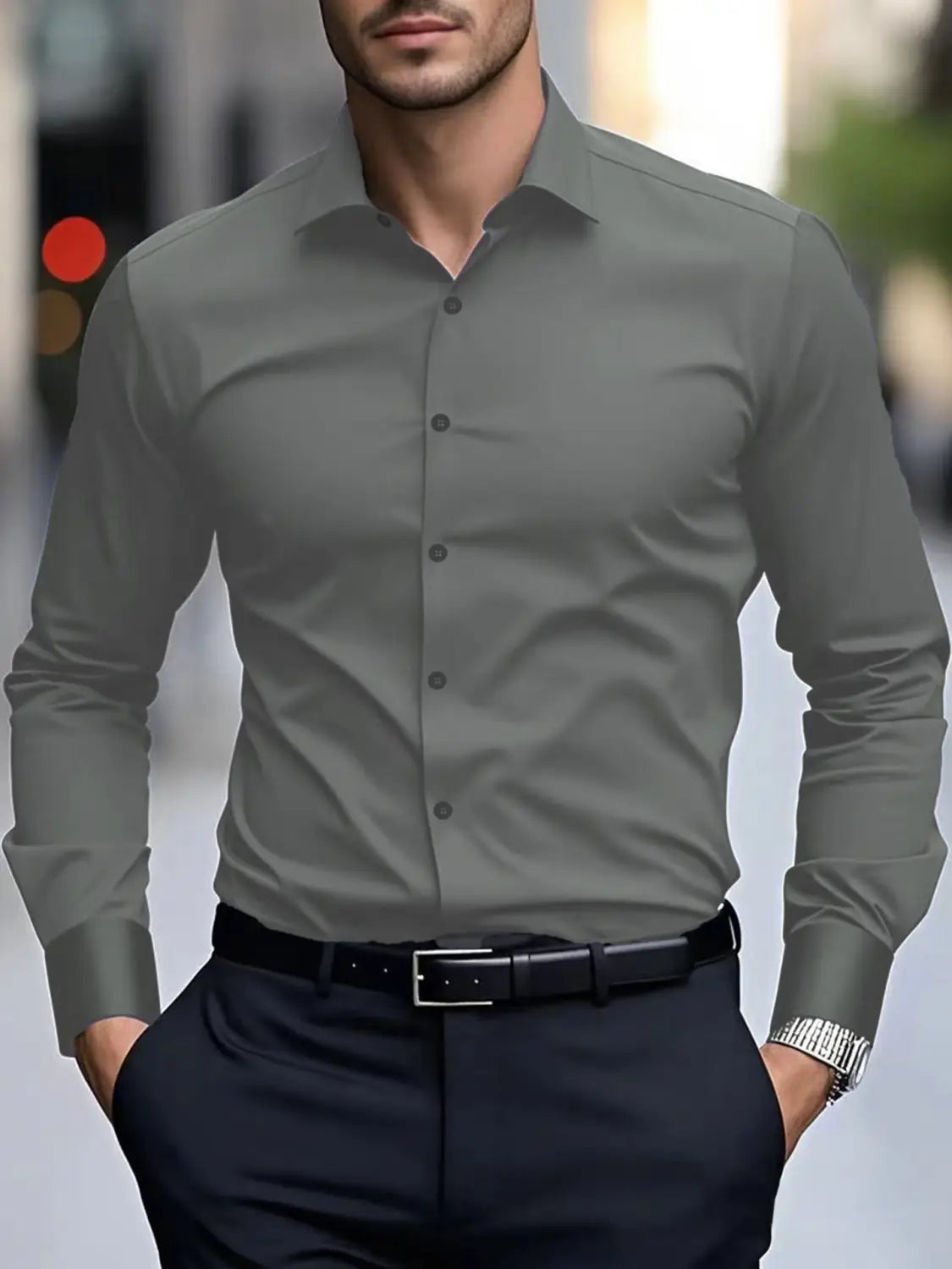 Ein Slim-Fit-Businesshemd für Herren in Anthrazitgrau mit klarem Kragen und Knopfleiste zum Durchknöpfen, ausgelegt für formelle Anlässe.