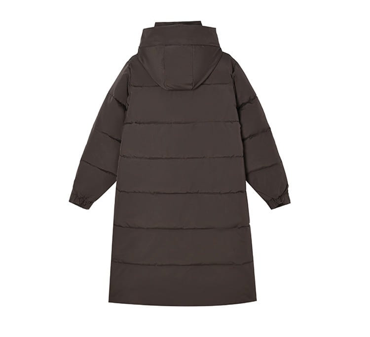 Manteau long matelassé à capuche pour femmes en gris foncé, avec coutures horizontales et un design chaud et isolant.