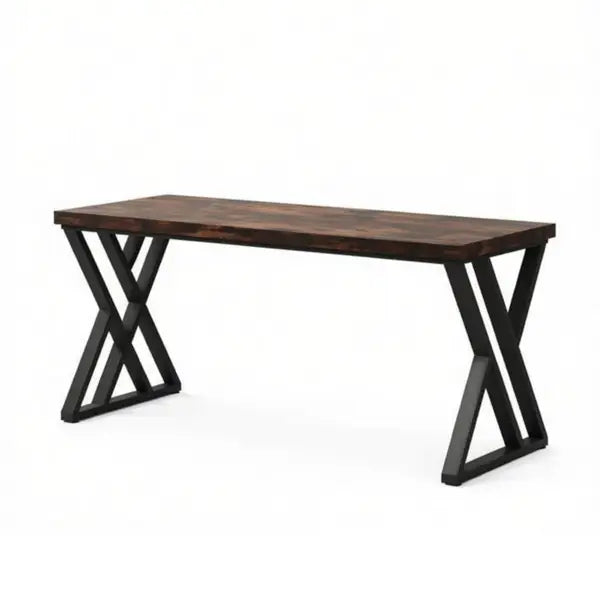 Escritorio industrial de 55 pulgadas con sobre de madera oscura de tono marrón y patas metálicas negras en forma de X, para un espacio de trabajo resistente.