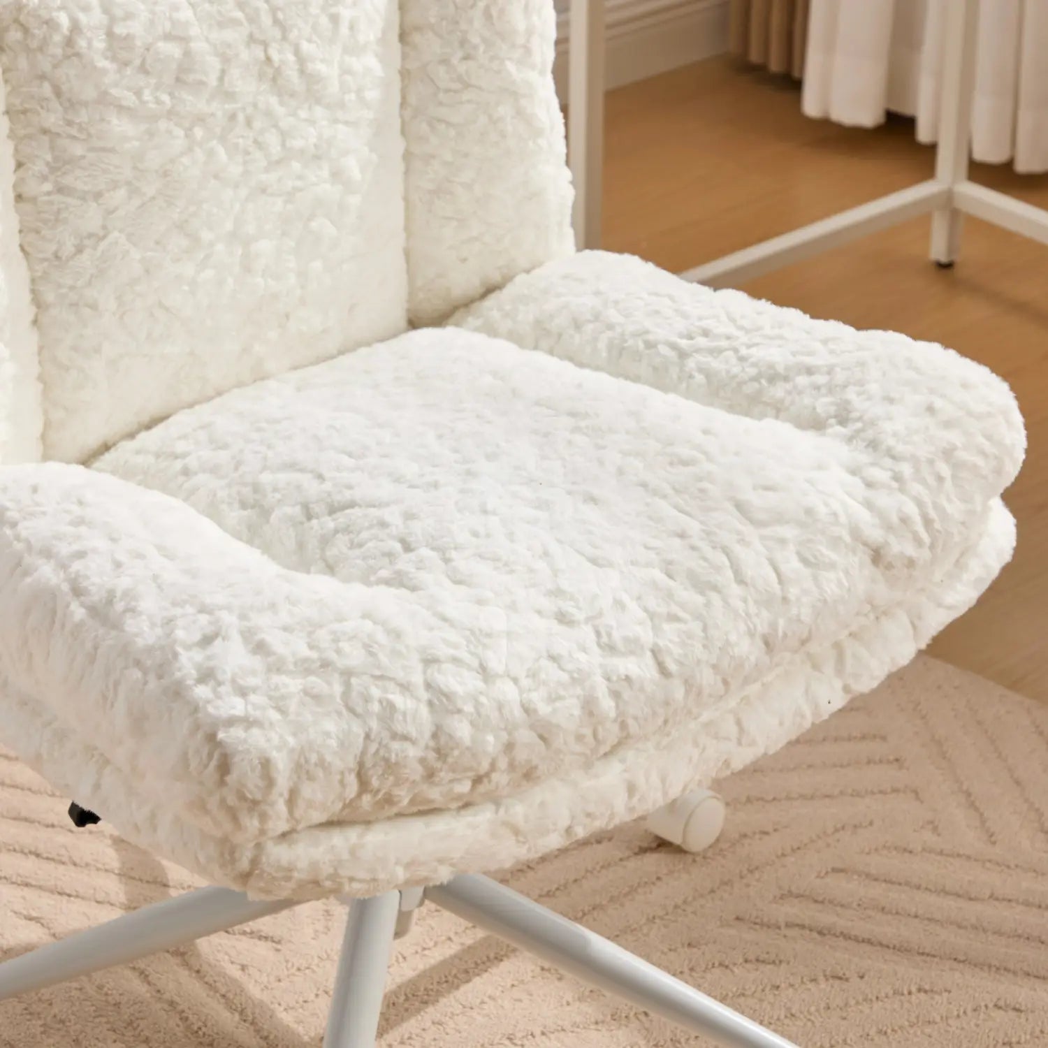 Housse de chaise de bureau en fausse fourrure blanche et duveteuse, avec surface moelleuse texturée pour une chaise de vanité à assise large pivotante
