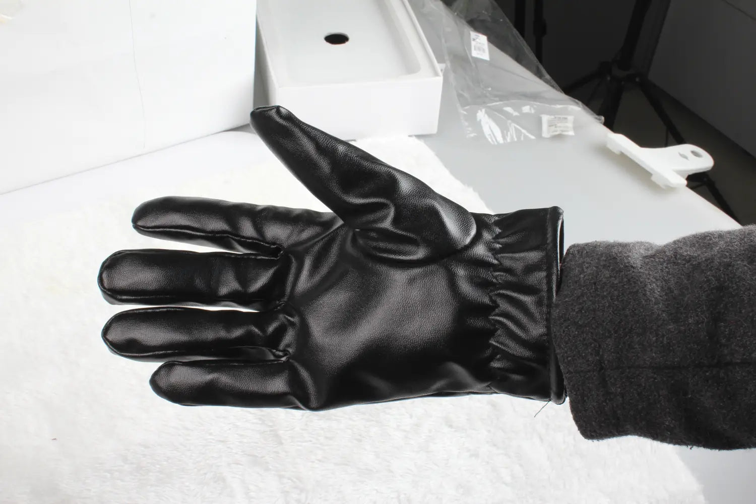 Gant d’hiver en cuir noir avec un poignet élastiqué bien ajusté, conçu pour un usage unisexe chaud et coupe-vent, présenté côté dos.