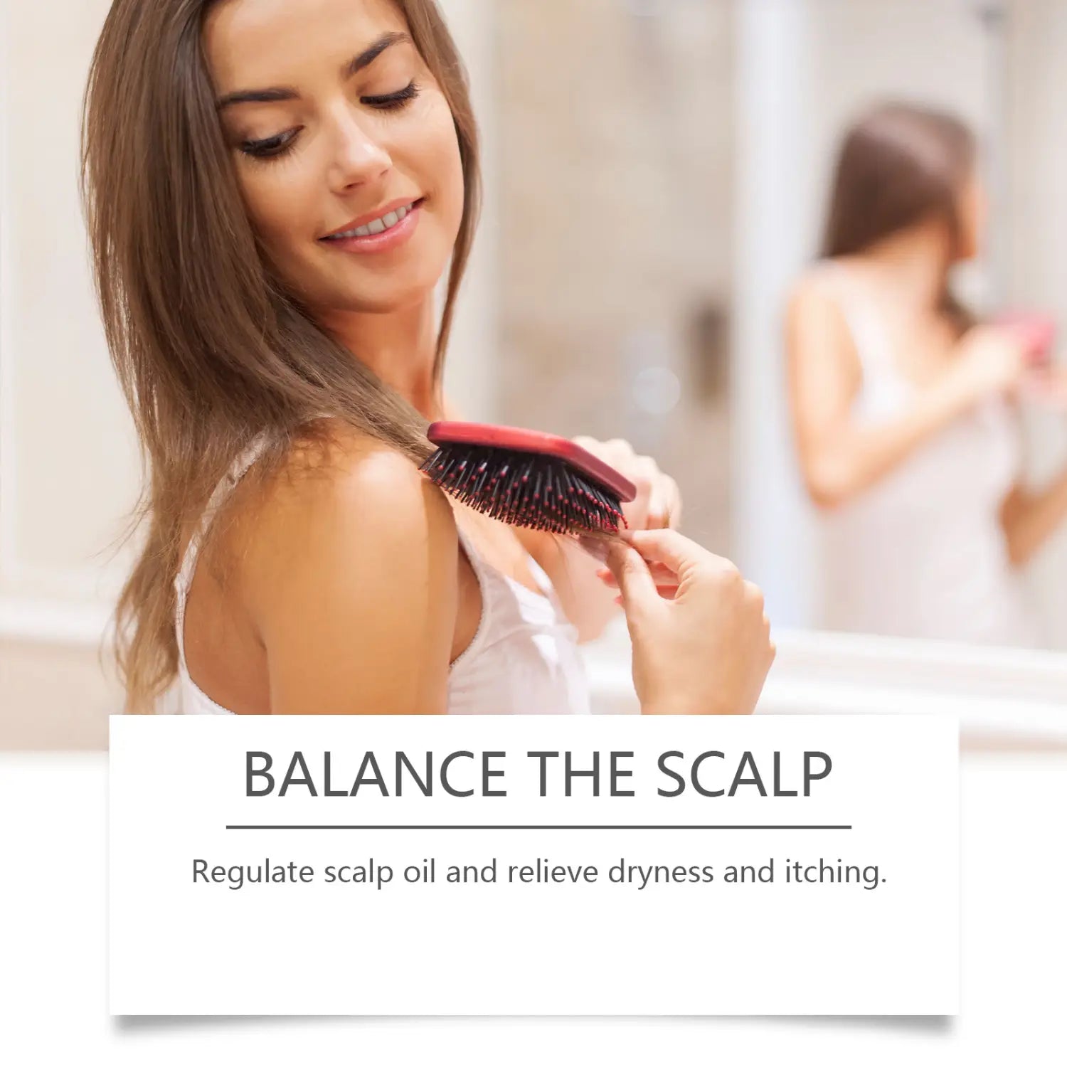 Brosse à cheveux à manche rouge et aux poils foncés, conçue pour le soin du cuir chevelu, mise en avant dans l’image du produit de traitement réparateur à base d’huile de batana et de kératine pour les cheveux du mois d’août.