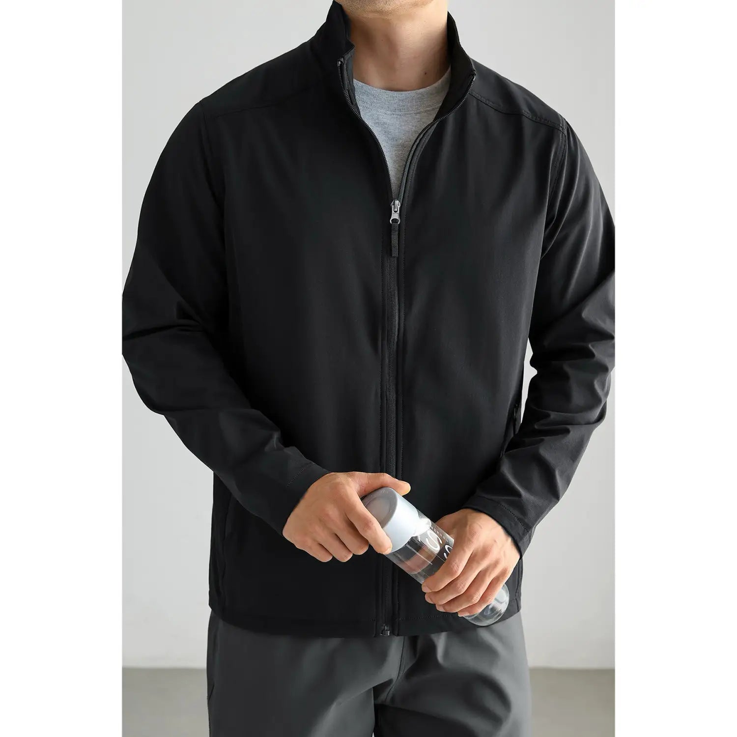 Veste bomber noire pour homme, avec fermeture zippée et design moderne épuré, dotée de détails de surpiqûres subtils pour un usage décontracté pour l’extérieur et le trajet quotidien.