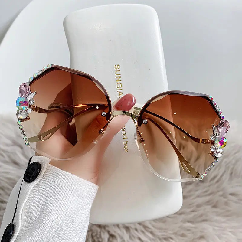 Gafas de sol de lujo con gradiente color marrón, pedrería de mariposa tipo cristal y protección UV400, con monturas de tono dorado adornadas con accesorios de cristal que brillan.