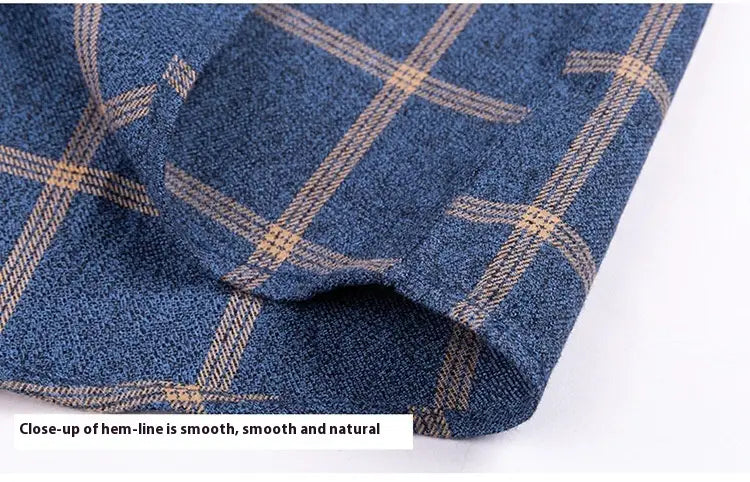 Stoff für ein Hemd Slim Fit mit Karomuster in Blau mit gewebter Struktur und sich kreuzenden beigen Streifen.