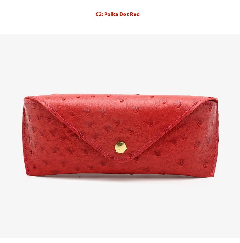 Étui à lunettes à pois en cuir d’autruche rouge, avec une fermeture hexagonale plaquée or.