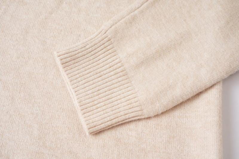 Poignet côtelé beige d’un pull en molleton pour homme, grande taille, demi-zip, mettant en valeur la matière douce et une coupe confortable