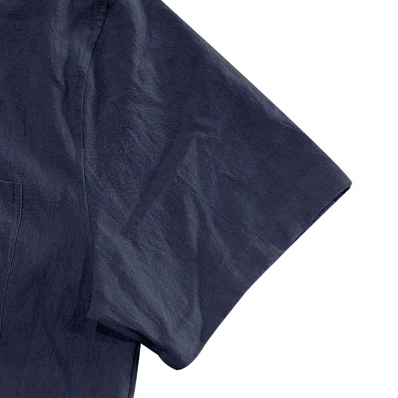 Herren-Leinenhemd mit kurzen Ärmeln in Dunkel-Navyblau, mit dezent strukturierter Stoffoberfläche, entworfen als legeres Button-down.