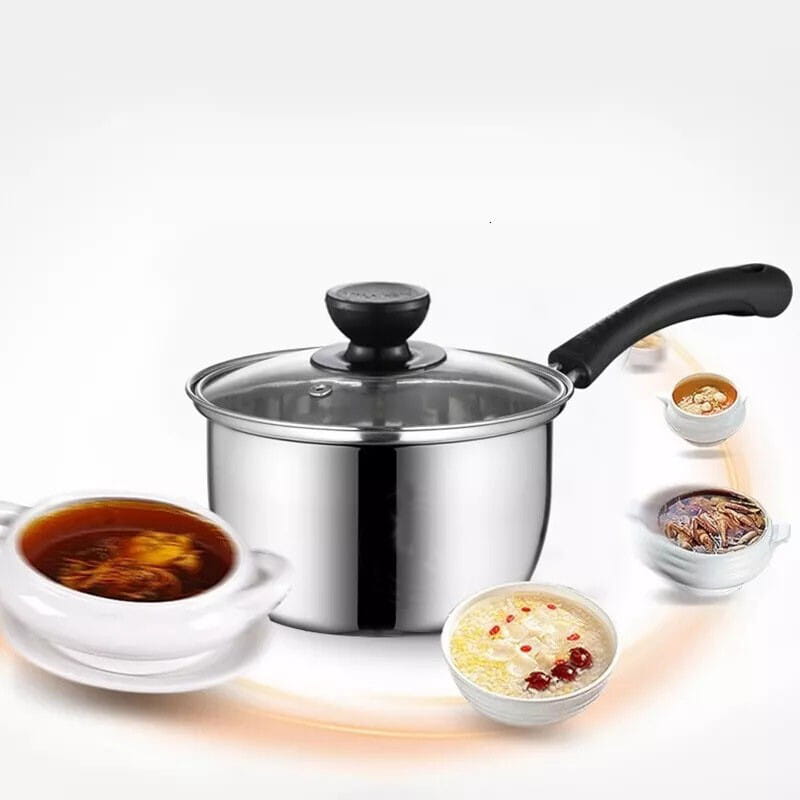 Cazo de acero inoxidable con asa negra y tapa de vidrio transparente de un juego de utensilios de cocina de acero inoxidable para inducción con tapas de vidrio.