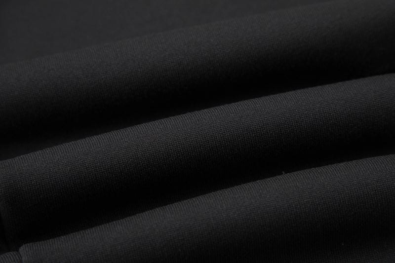 Tissu côtelé noir, avec un tissage texturé subtil, utilisé dans la conception de pantalons de survêtement décontractés pour un usage sportif « Los Angeles, Californie ».