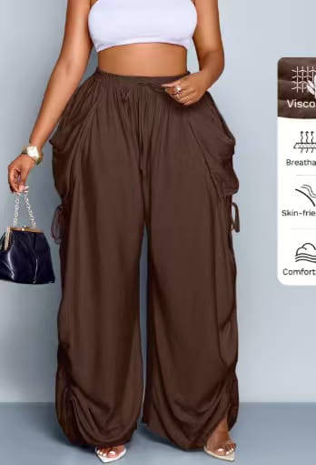 Faltenrockige High-Waist-Cargo-Hosen mit weitem Bein aus braunem Viskosestoff, mit Seitentaschen und Kordelzugbund.
