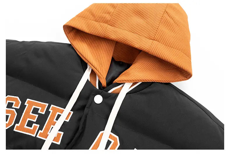 Chaqueta acolchada tipo puffer para hombre con capucha y estampado de letras en color negro, con capucha acolchada naranja, cordones blancos y letras naranjas marcadas en la parte frontal.