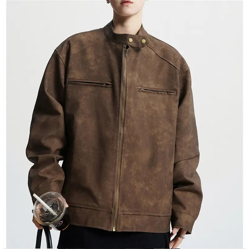 Veste motard en daim brun pour homme avec un col montant déstructuré et des détails de fermeture éclair et de boutons ton or