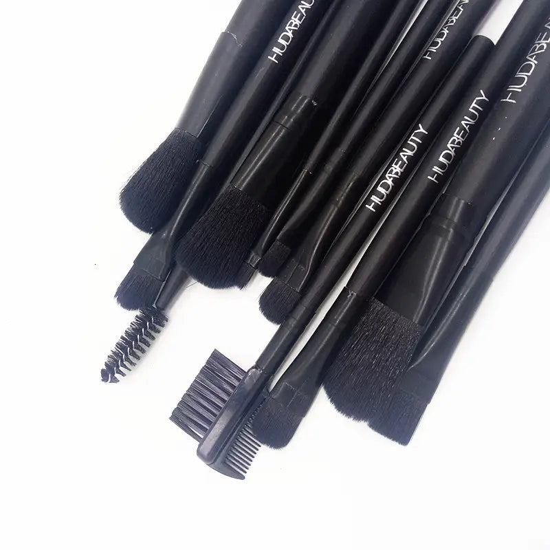 Ensemble de pinceaux de maquillage Huda Beauty noir, avec diverses formes et tailles de fibres, dans un étui professionnel de 12 pièces, pour une application cosmétique polyvalente.