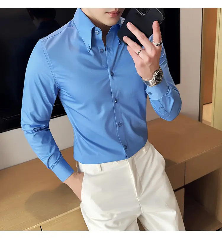 Chemise habillée sans repassage pour homme en grande taille en bleu clair lumineux, col boutonné classique et tissu soigneusement repassé.